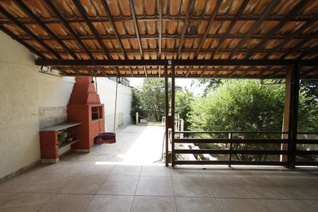 Casa à venda com 220m², 4 quartos e 2 vagasChurrasqueira