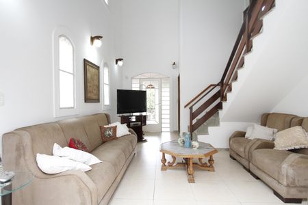 Casa à venda com 220m², 4 quartos e 2 vagasSala