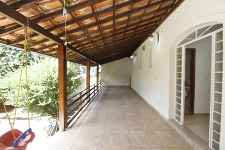 Casa à venda com 220m², 4 quartos e 2 vagasVaranda