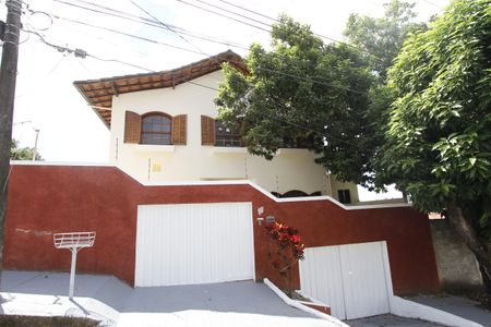 Casa à venda com 220m², 4 quartos e 2 vagasFachada