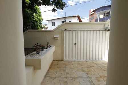 Casa à venda com 220m², 4 quartos e 2 vagasEntrada