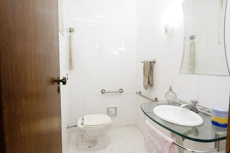 Casa à venda com 220m², 4 quartos e 2 vagasLavabo