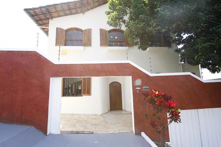 Casa à venda com 220m², 4 quartos e 2 vagasEntrada