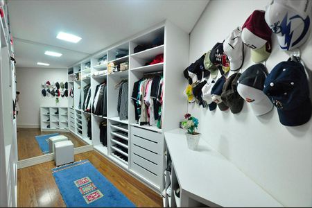 Casa para alugar com 800m², 4 quartos e 6 vagas Casa para alugar com 800m², 4 quartos e 6 vagasCloset