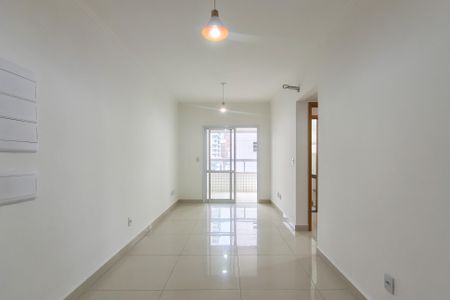 Sala de apartamento para alugar com 2 quartos, 70m² em Guilhermina, Praia Grande