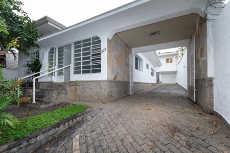 Casa para alugar com 550m², 3 quartos e 8 vagasFachada