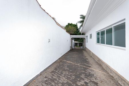 Casa para alugar com 550m², 3 quartos e 8 vagasCorredor Garagem