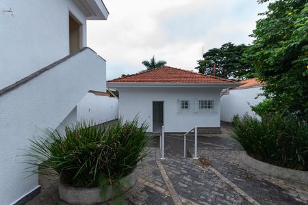 Casa para alugar com 550m², 3 quartos e 8 vagasQuintal