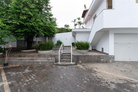 Casa para alugar com 550m², 3 quartos e 8 vagasQuintal