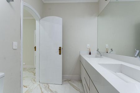 Casa para alugar com 650m², 4 quartos e 8 vagasBanheiro do quarto 3 Suíte