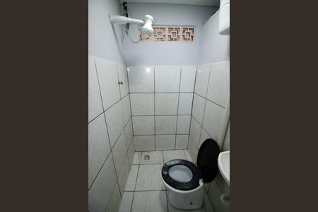 Banheiro de kitnet/studio para alugar com 1 quarto, 25m² em Penha Circular, Rio de Janeiro