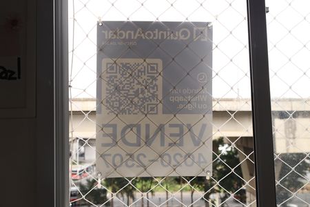 Apartamento à venda com 42m², 2 quartos e sem vagaPlaca instalada na janela do imóvel (4º andar com visão para a rua) - Código da placa: VAIO-745