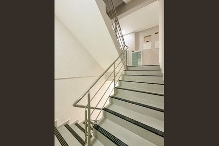 Apartamento para alugar com 64m², 2 quartos e sem vagaEscada