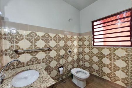 Casa para alugar com 327m², 3 quartos e 3 vagas Casa para alugar com 327m², 3 quartos e 3 vagasBanheiro social
