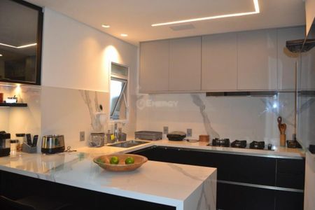 Apartamento à venda com 216m², 4 quartos e 4 vagas