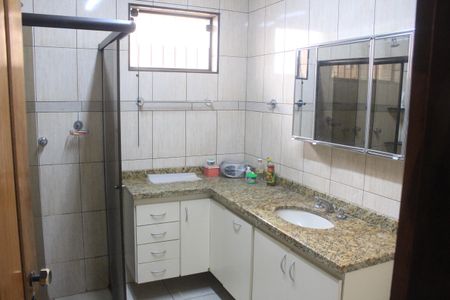 Casa à venda com 600m², 4 quartos e 2 vagasBanheiro 1