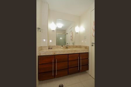 Apartamento à venda com 83m², 2 quartos e 1 vaga Apartamento à venda com 83m², 2 quartos e 1 vagaBanheiro Social