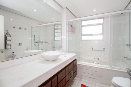 Apartamento à venda com 83m², 2 quartos e 1 vaga Apartamento à venda com 83m², 2 quartos e 1 vagaBanheiro da Suíte
