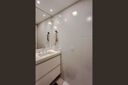 Apartamento à venda com 84m², 2 quartos e 2 vagas Apartamento à venda com 84m², 2 quartos e 2 vagasBanheiro da Suíte 1