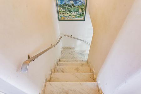 Casa à venda com 189m², 3 quartos e 2 vagas Casa à venda com 189m², 3 quartos e 2 vagasEscada