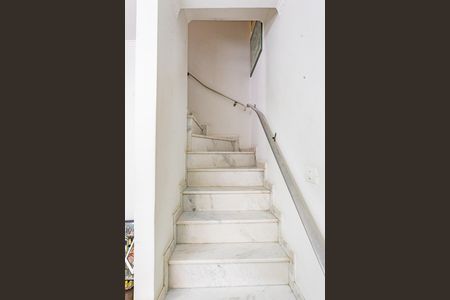 Casa à venda com 189m², 3 quartos e 2 vagas Casa à venda com 189m², 3 quartos e 2 vagasEscada