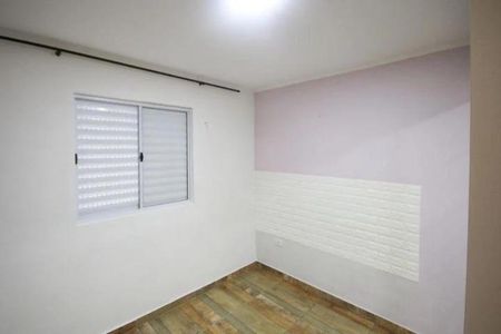 Janela com persianas de alumínio em uma sala branca e com piso de madeira. de casa à venda com 2 quartos, 150m² em Parque Casa de Pedra, São Paulo