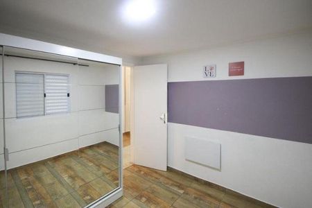 Quarto com armário de vidro e porta de vidro, com uma janela pequena e iluminação boa. de casa à venda com 2 quartos, 150m² em Parque Casa de Pedra, São Paulo