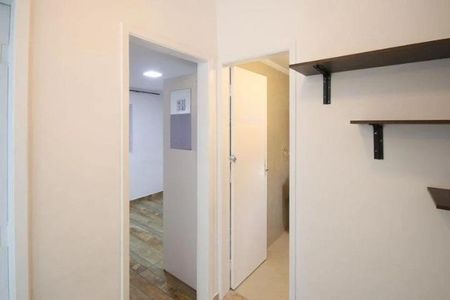 Casa à venda com 150m², 2 quartos e 1 vagaParede branca com porta aberta e iluminação interna, mostrando um corredor com piso de madeira e parede branca.