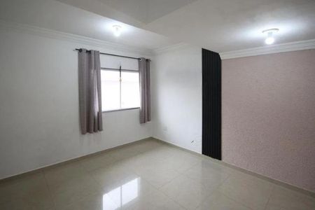 Quarto com janela e piso de porcelanato, iluminado por lâmpadas de teto. de casa à venda com 2 quartos, 150m² em Parque Casa de Pedra, São Paulo