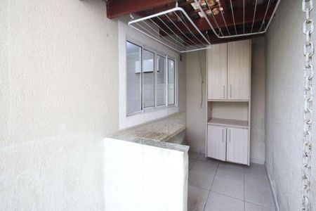 Casa à venda com 150m², 2 quartos e 1 vagaBalcony with a small window, a countertop, and a cabinet.