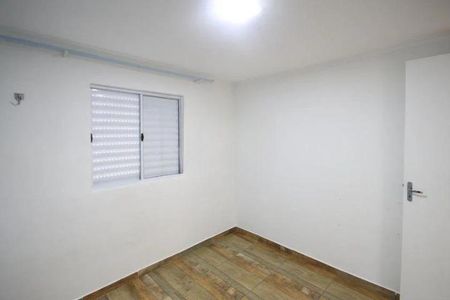 Casa à venda com 150m², 2 quartos e 1 vagaQuarto com janela e piso de madeira, iluminado por uma lâmpada de teto.