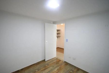Casa à venda com 150m², 2 quartos e 1 vagaPorta de entrada de um apartamento com iluminação natural e piso de madeira.