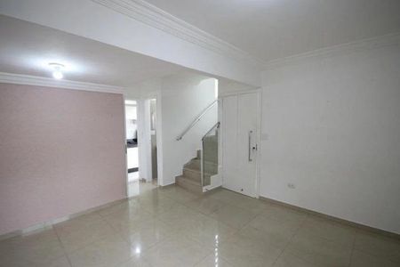 Sala com paredes brancas, piso de porcelanato e iluminação natural por janelas. de casa à venda com 2 quartos, 150m² em Parque Casa de Pedra, São Paulo