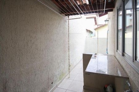 Casa à venda com 150m², 2 quartos e 1 vagaPátio com piso de pedra e mesa de granito, com vista para a cidade.