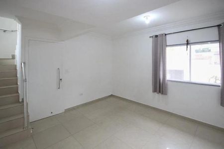 Sala com paredes brancas, piso de porcelanato e janela com cortinas claras. de casa à venda com 2 quartos, 150m² em Parque Casa de Pedra, São Paulo