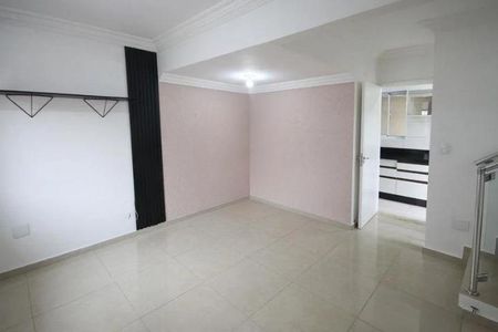 Sala com paredes brancas, piso de porcelanato e iluminação natural por janela grande. de casa à venda com 2 quartos, 150m² em Parque Casa de Pedra, São Paulo