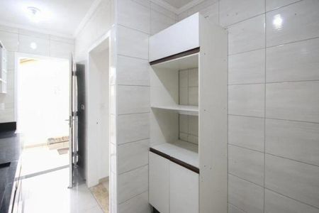 Casa à venda com 150m², 2 quartos e 1 vagaCabinete de cozinha com armários e prateleiras brancos em uma parede de azulejos brancos.