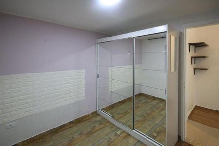 Cupboard with mirrored doors and white frame, in a room with purple and white walls, and brown tiled floor. de casa à venda com 2 quartos, 150m² em Parque Casa de Pedra, São Paulo
