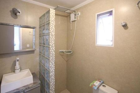 Casa à venda com 150m², 2 quartos e 1 vagaBanheiro com chuveiro, pia e vaso sanitário, com iluminação adequada e acabamento em azulejos.