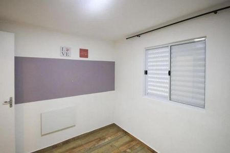 Quarto com cama e decoração simples, com uma janela e um porta de entrada. de casa à venda com 2 quartos, 150m² em Parque Casa de Pedra, São Paulo