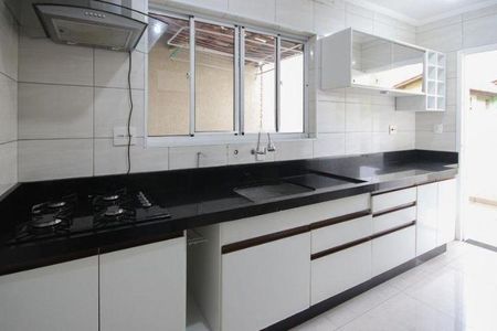 Casa à venda com 150m², 2 quartos e 1 vagaCozinha com piso de porcelanato, bancada de granito e fogão a gás.