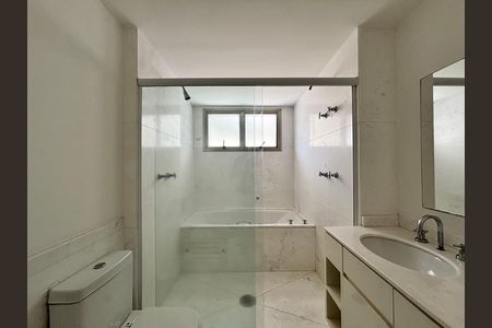 Apartamento à venda com 332m², 4 quartos e 4 vagas Apartamento à venda com 332m², 4 quartos e 4 vagasBanheiro Quarto 1
