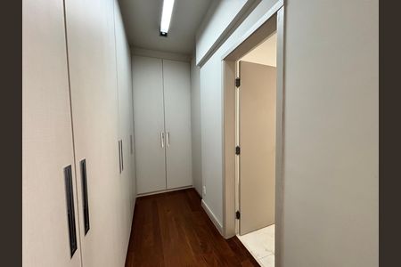 Apartamento à venda com 332m², 4 quartos e 4 vagas Apartamento à venda com 332m², 4 quartos e 4 vagasCloset