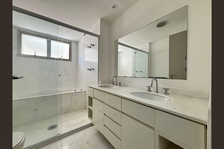 Apartamento à venda com 332m², 4 quartos e 4 vagas Apartamento à venda com 332m², 4 quartos e 4 vagasBanheiro Quarto 1