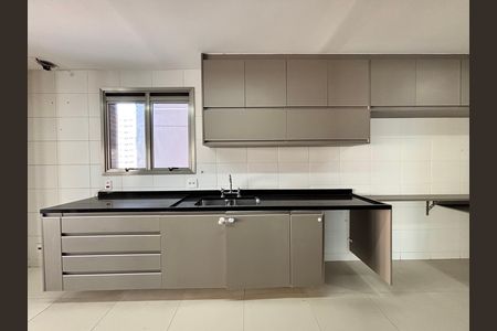 Apartamento à venda com 332m², 4 quartos e 4 vagas Apartamento à venda com 332m², 4 quartos e 4 vagasCozinha