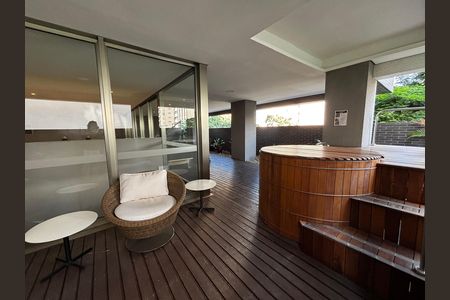 Apartamento à venda com 332m², 4 quartos e 4 vagas Apartamento à venda com 332m², 4 quartos e 4 vagasOfurô