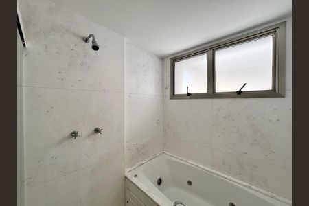 Apartamento à venda com 332m², 4 quartos e 4 vagas Apartamento à venda com 332m², 4 quartos e 4 vagasBanheiro Quarto 1