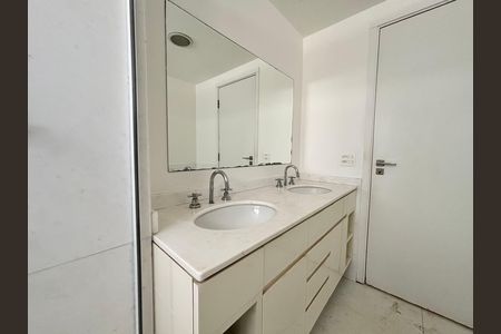 Apartamento à venda com 332m², 4 quartos e 4 vagas Apartamento à venda com 332m², 4 quartos e 4 vagasBanheiro Quarto 1
