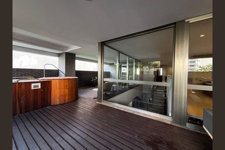 Apartamento à venda com 332m², 4 quartos e 4 vagas Apartamento à venda com 332m², 4 quartos e 4 vagasOfurô