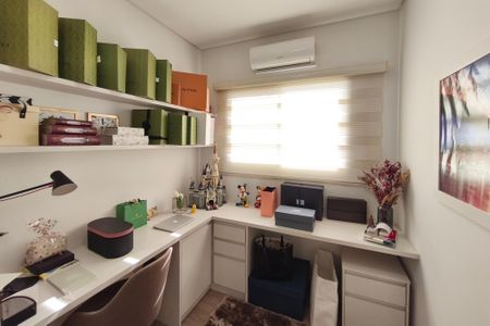 Casa de condomínio à venda com 360m², 3 quartos e 2 vagasEscritório